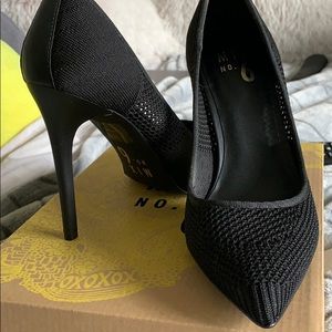 Black Pumps